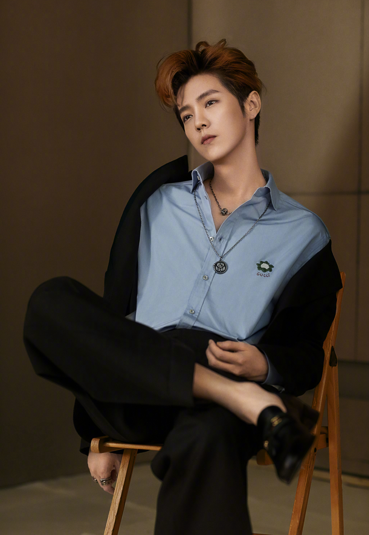 鹿晗侧拍花絮释出栗色短发蓬松有型跷二郎腿超帅气