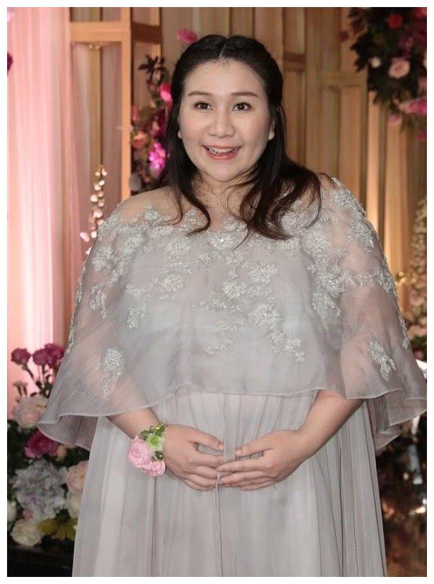 98岁赌王安详离世家族长相最一般女儿现身穿休闲装认不出