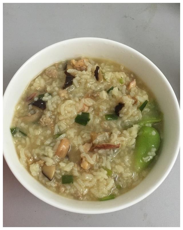 鱿鱼粥 的做法(01)用料鱿鱼干 一个 猪瘦肉 200克 蘑菇干 七八个 葱