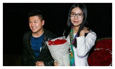 奥运冠军陈一冰罕露面,身材略有发福,与妻子同框太有夫妻相!