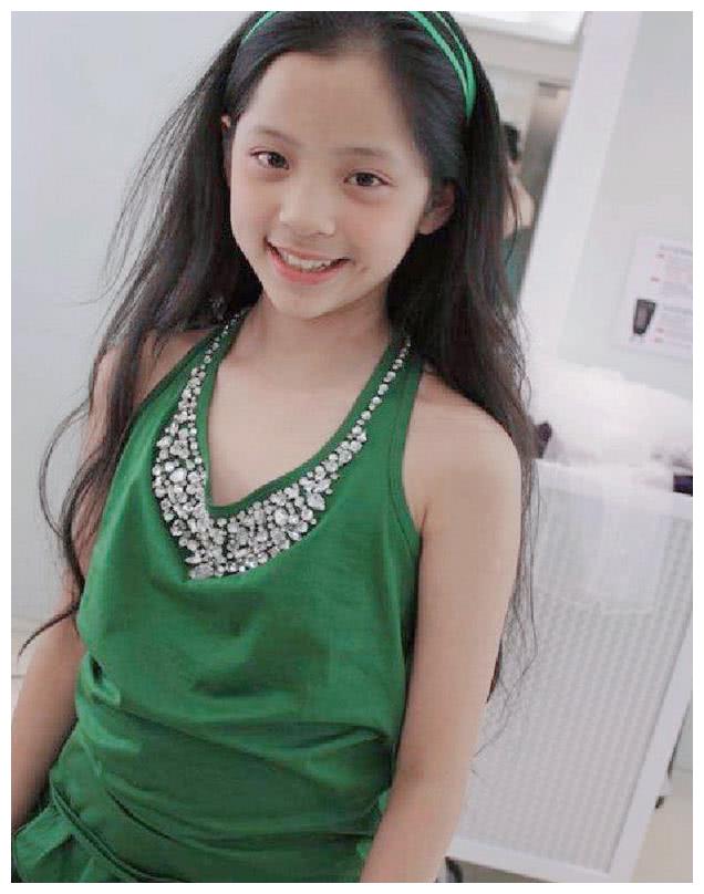 你以为小时候的张子枫很可爱?其实,欧阳娜娜小时候才叫真可爱!