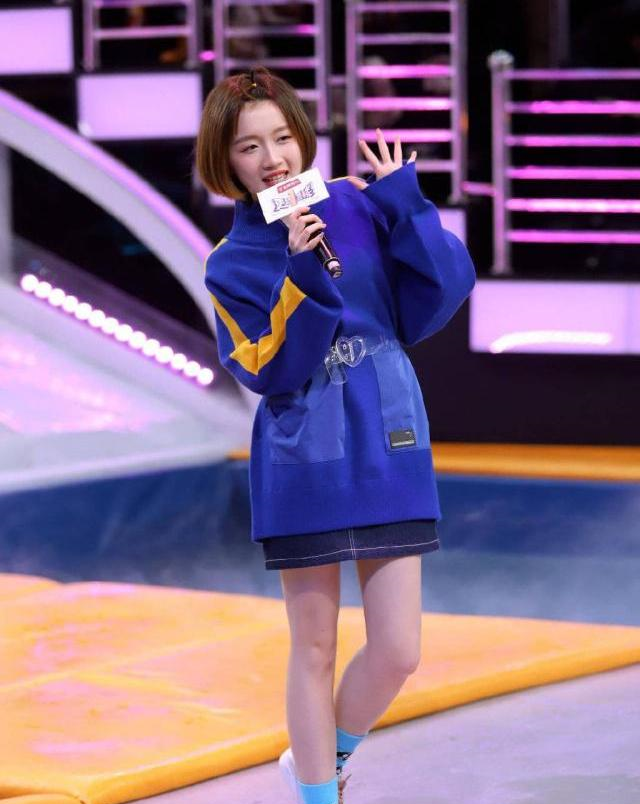 黄色格子衬衫在黑色的百褶裙中,强调着几乎握不住的小腰,双手贴在耳朵