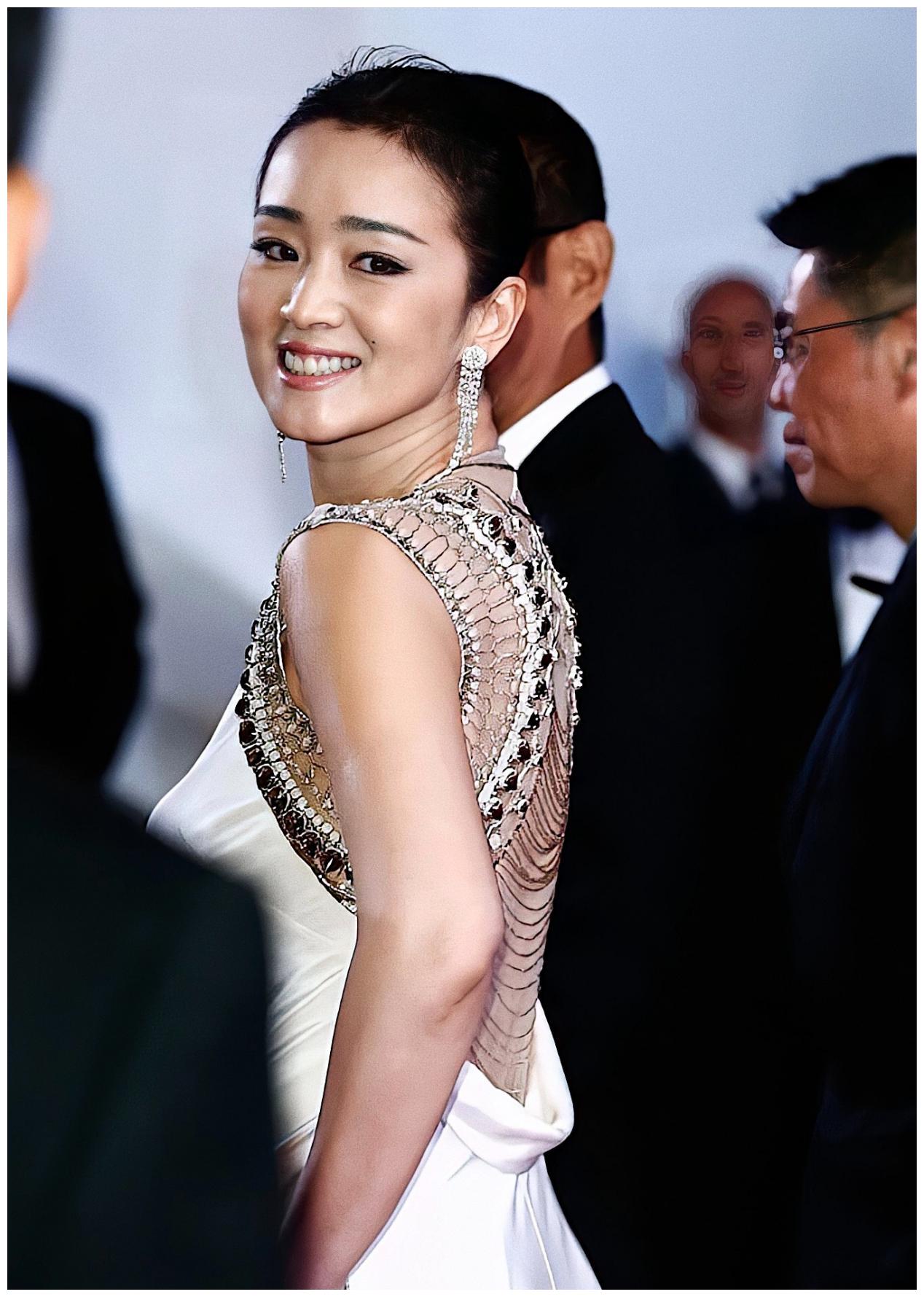 55岁巩俐气质依旧一袭白色礼服优雅端庄高级气场好有女王范