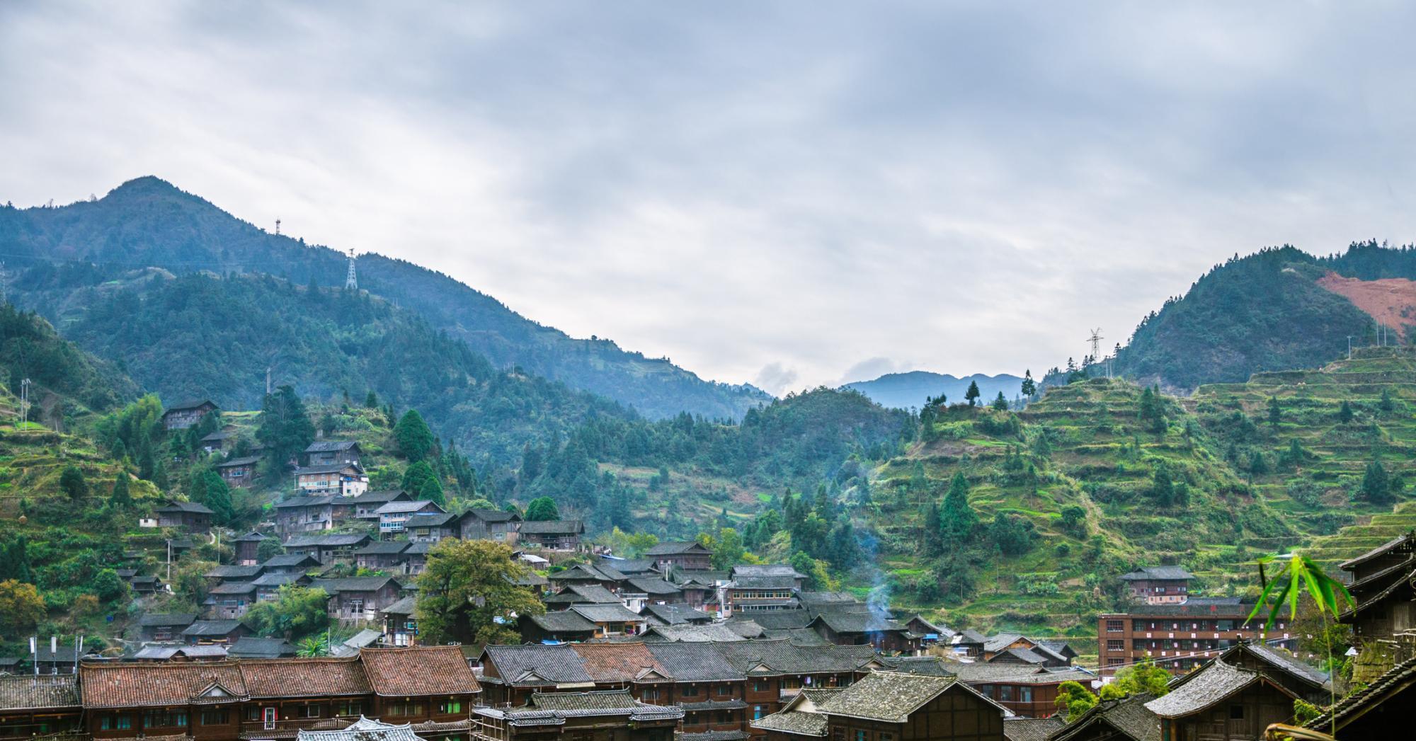 世界上最大的苗族聚居村寨:西江千户苗寨,被誉为"中国苗都"