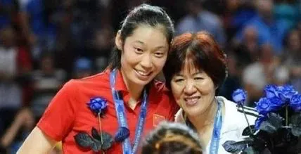 中国女排两代标杆：朱婷获奖、河南女排迎来新变化，郎平公开亮相
