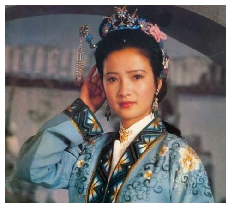 的导演谢铁骊选中,在影片中扮演既多情又不幸的人物悲剧人物秦可卿