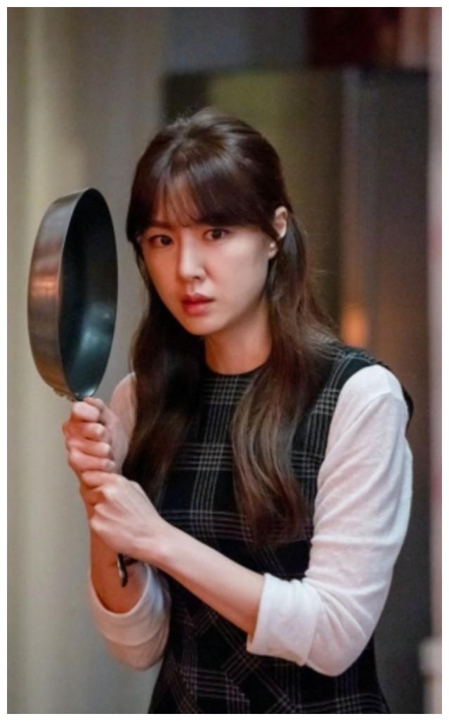 徐智慧双手拿起平底锅陷入崩溃捕捉到害怕的表情