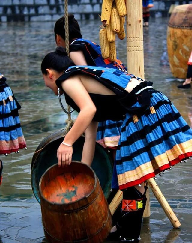 为什么白裤瑶族女孩,一前一后两块布随意搭在身上__财经头条