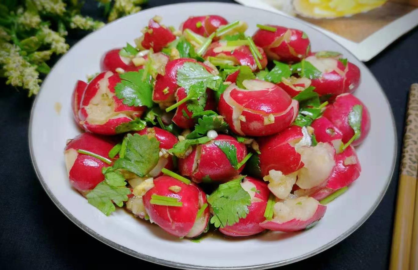 【凉拌樱桃萝卜】食材:樱桃萝卜1盘,香菜几根,蒜3粒,醋,白糖,盐,鸡精