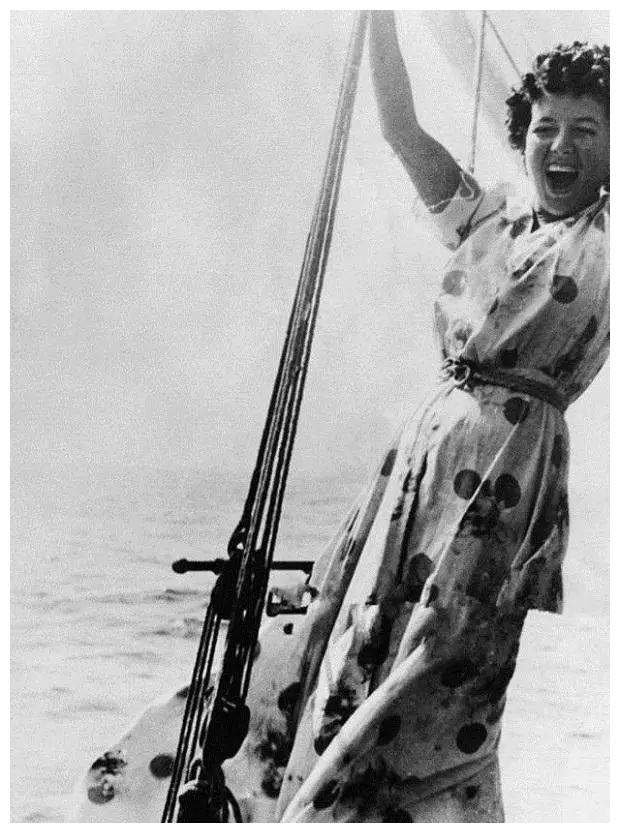 女人,死后被挂在广场示众,一观众帮她留住尊严|克拉拉|墨索里尼|尸体