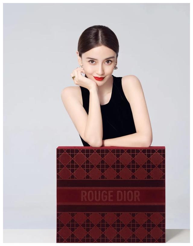 与杨颖一同以全新dior迪奥烈艳蓝金唇膏妆点笑容