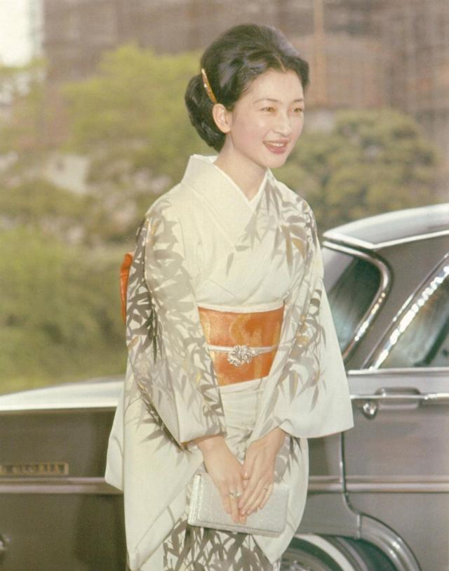看日本皇室美智子上皇后绝版照片,你会明白为何她能有今天的地位|日清|美智子|日本皇室_新浪新闻
