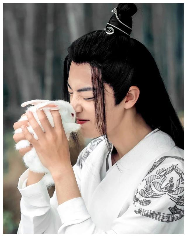 28岁肖战真神仙男孩一袭白衣干净清爽网友魏无羡又回来了