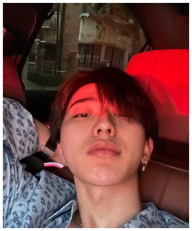 蔡徐坤晒迷之角度下素颜照胡子拉碴皮肤好大厚嘴唇是认真的吗