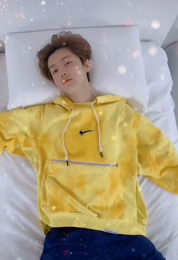 陈赫偷拍鹿晗睡姿,表情搞怪耍帅,网友:确定关晓彤不吃醋?