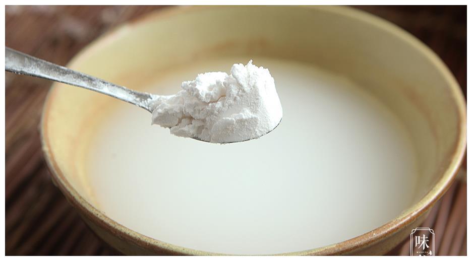 想让做出来的汤更加浓稠的话,一般都会够一些淀粉,也就是水淀粉勾芡