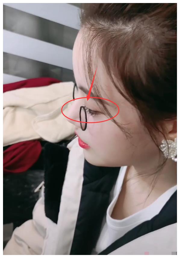 有种佩服叫孙珍妮的眼睫毛,长度可以挂发圈,低头的时候厉害了