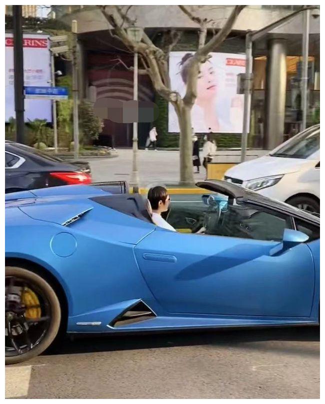 太高调孙俪开兰博基尼出行太拉风豪车显眼惹网友质疑其片酬