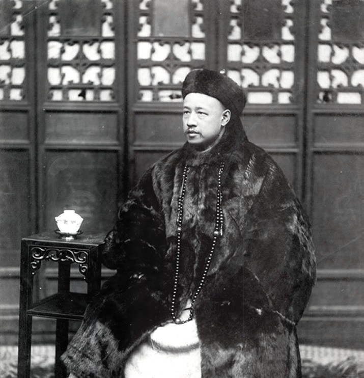 晚清老照片:女子喝洋酒打扮时髦,王爷小老婆端庄大气