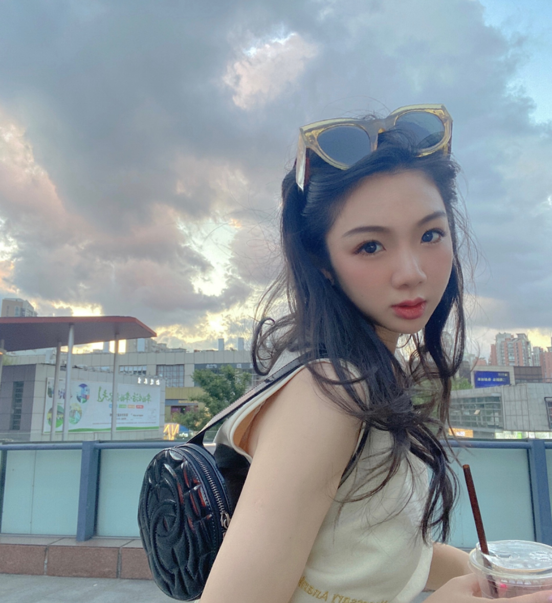 前广州足球队球员孙祥的妻子晒出自己的街拍