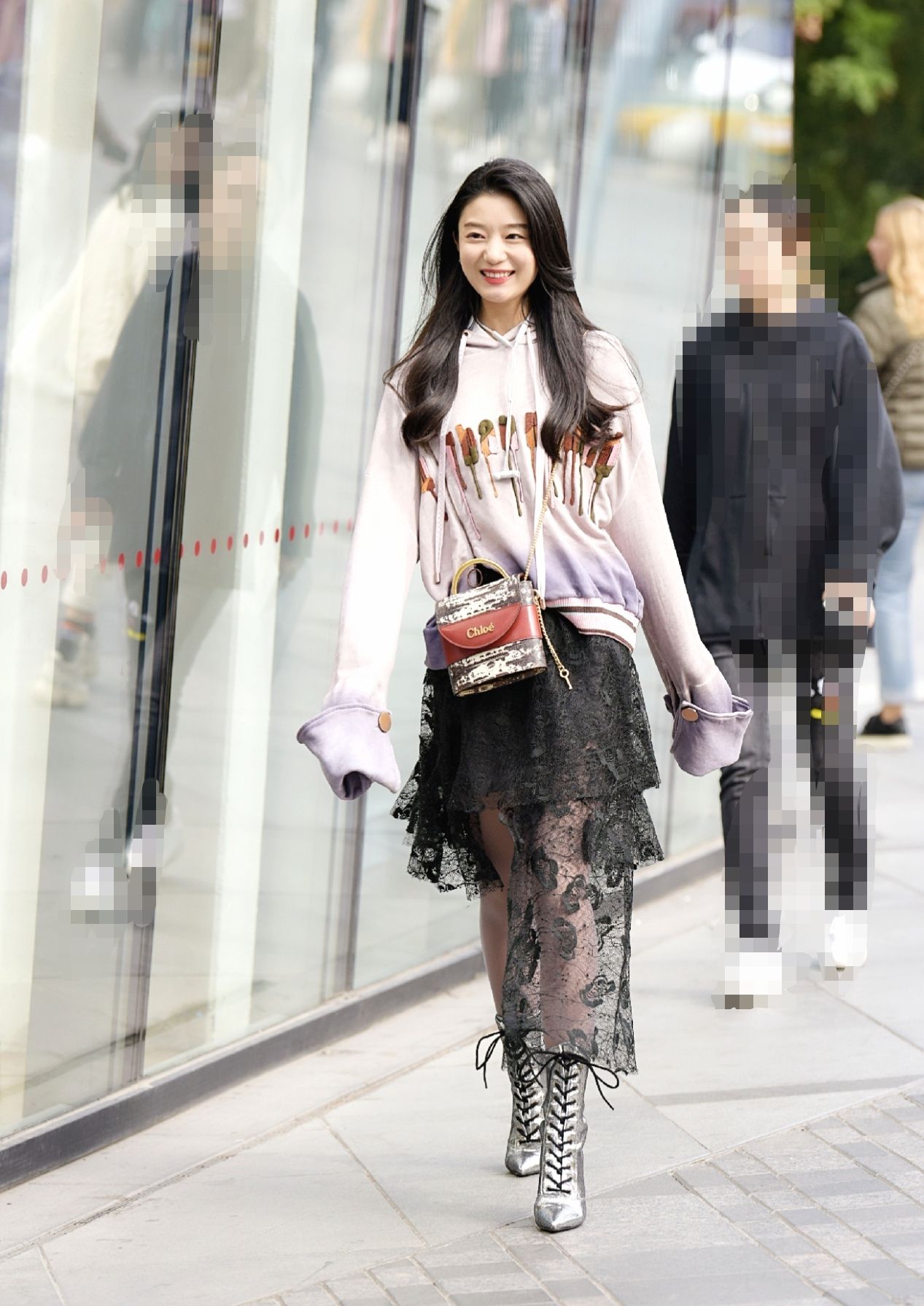 甜美可爱的小姐姐,卫衣搭配纱裙 高跟短靴,美丽时尚又显个性