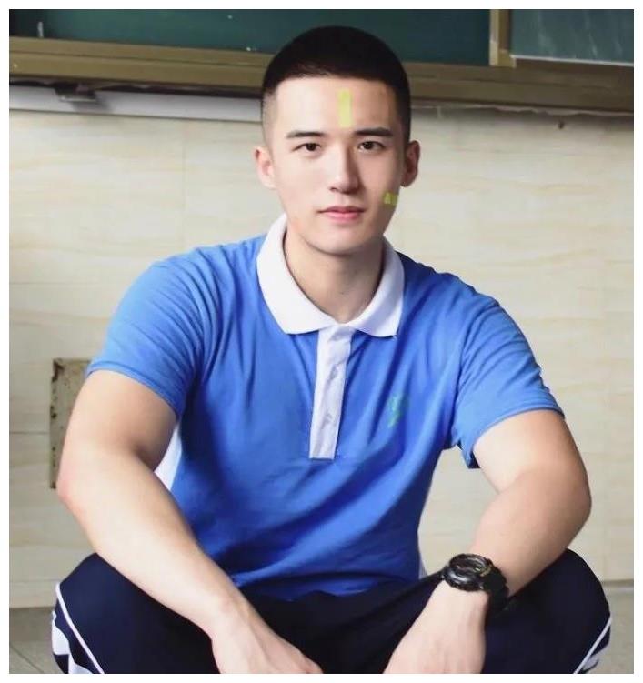 不管你现在是上班族还是学生党,圆寸发型始终是男子们最合适的选择.