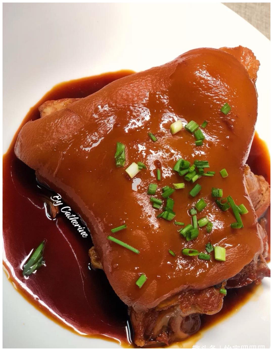 今天来一道硬菜红烧肘子酥软可口肥美多汁消灭大猪蹄子