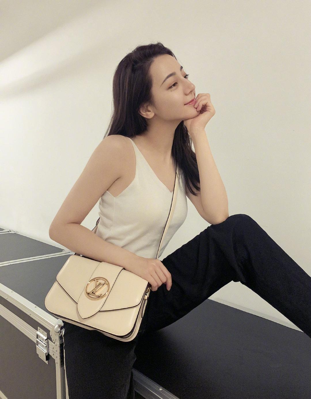 迪丽热巴身材太好了!穿一字领大秀直角肩,真是让人羡慕__财经头条