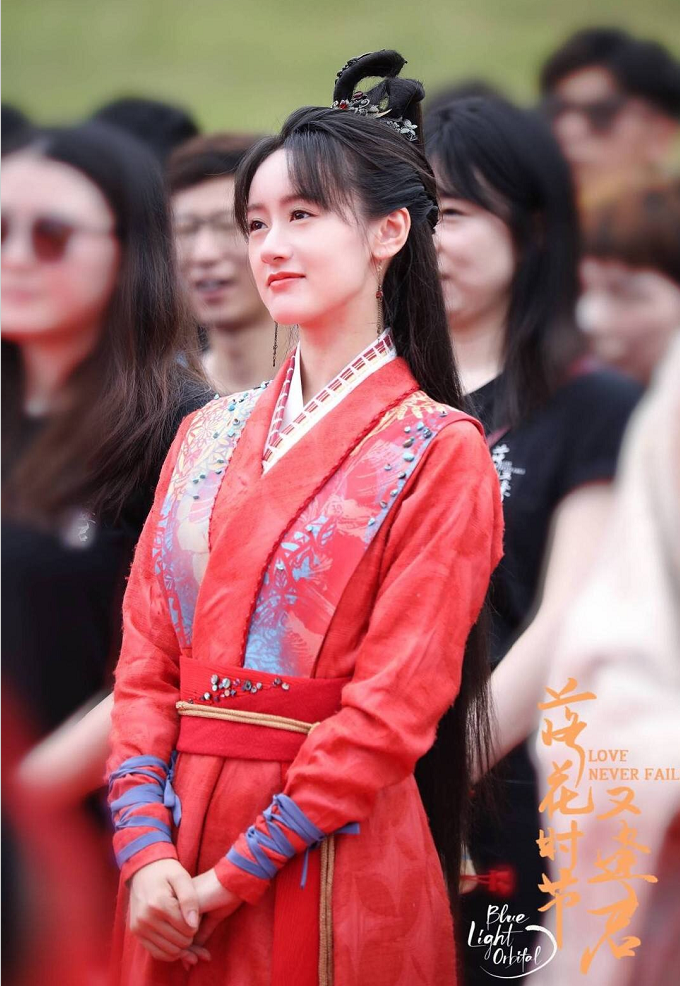 古装女神袁冰妍新剧开机,一身红装英姿飒爽!