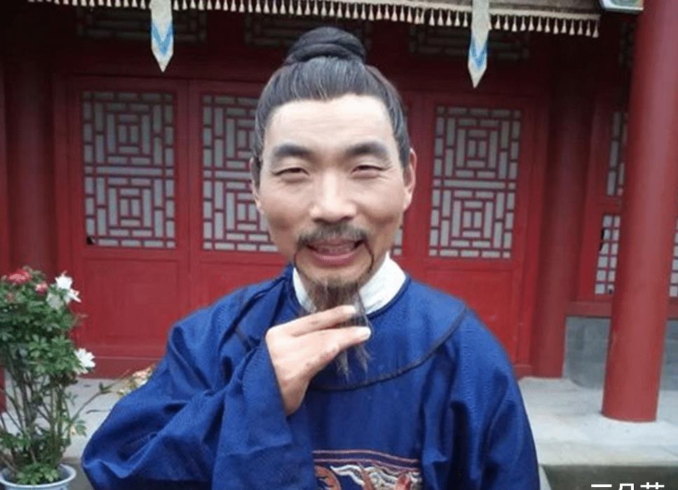 从照片中,我们不难看出"这男人看着不像好人呐",贼眉鼠眼,一脸坏相.