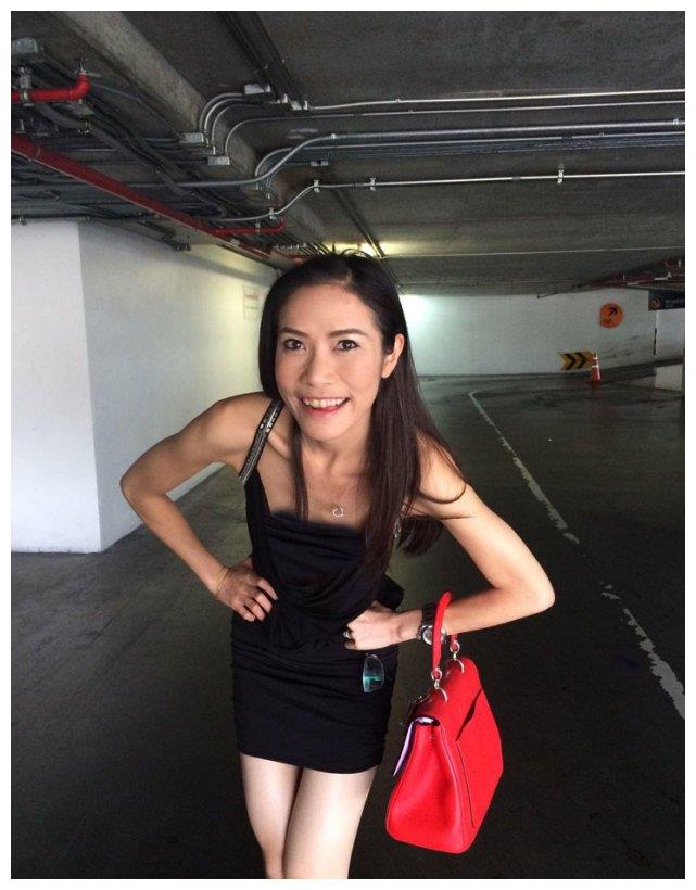 诗妮娜无惧私密照泄露,蕾丝衫显真性情,王后着迷彩