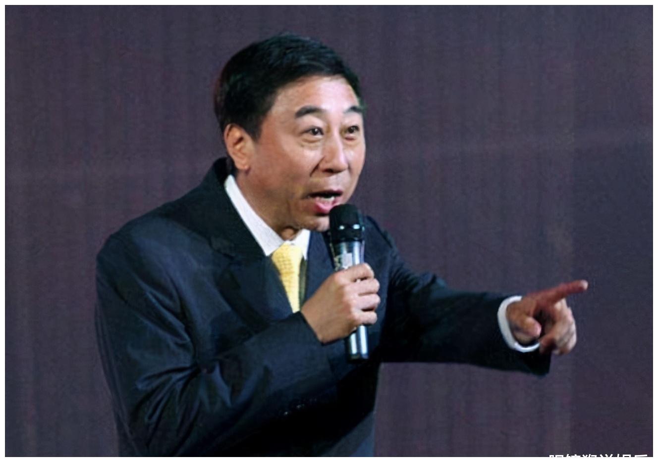 63岁冯巩现身郑州火车站,头发斑白精神足,却无粉丝认出?