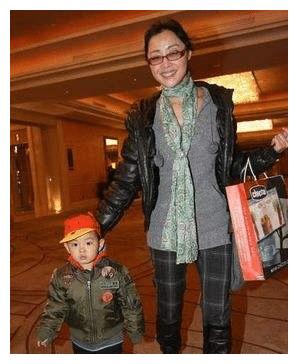 而刘蓓和儿子泰格之间的相处模式,就像是朋友一样,泰格看不惯刘蓓散漫