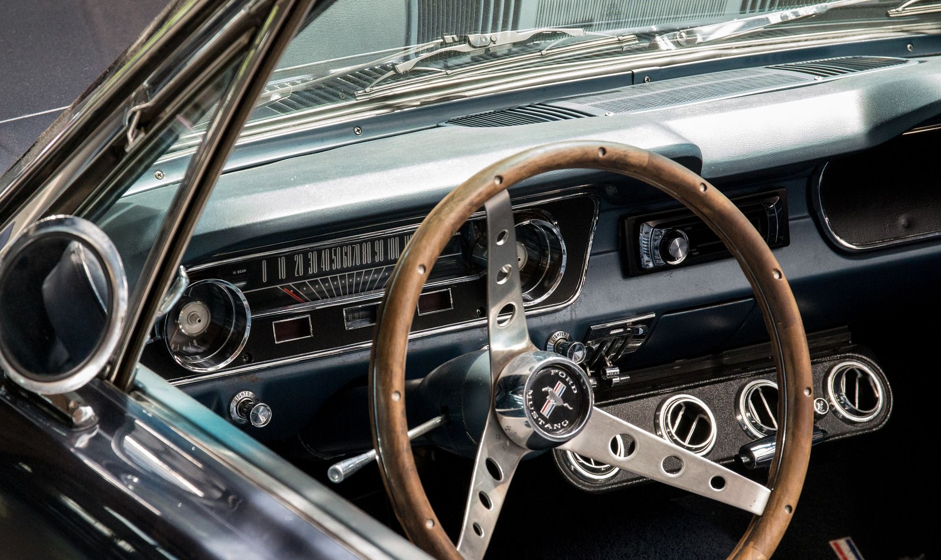 见过几十年前的福特野马内饰么?经典就是经典_高清图集_新浪网