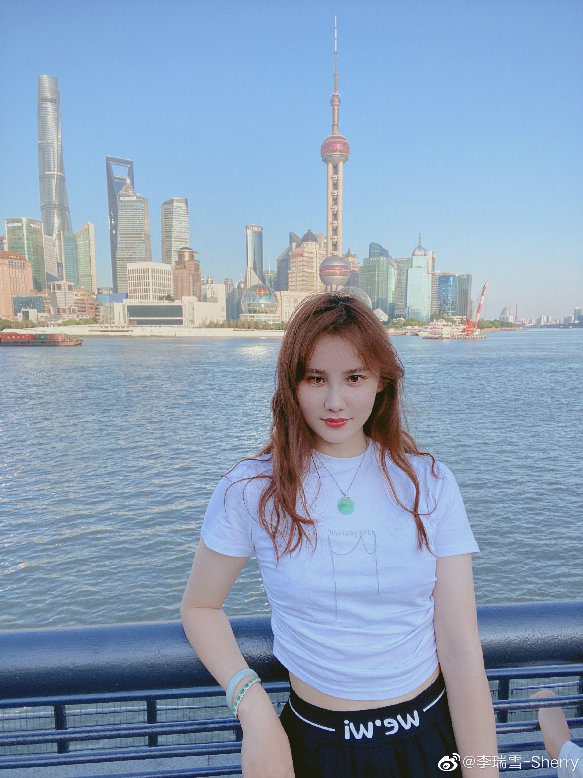 中超球员赵明剑的老婆晒出自己在上海旅游的照片_高清图集_新浪网