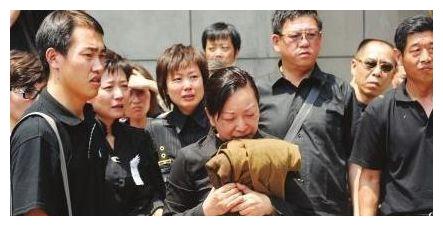 央视主播罗京逝世12年，妻子改嫁富商儿子成人，墓地铜像一尘不染休闲区蓝鸢梦想 - Www.slyday.coM