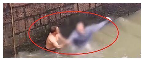 浙江一女子跳河欲轻生,大叔救助反被扇耳光,接下来场面看呆路人休闲区蓝鸢梦想 - Www.slyday.coM 浙江一女子跳河欲轻生,大叔救助反被扇耳光,接下来场面看呆路人休闲区蓝鸢梦想 - Www.slyday.coM