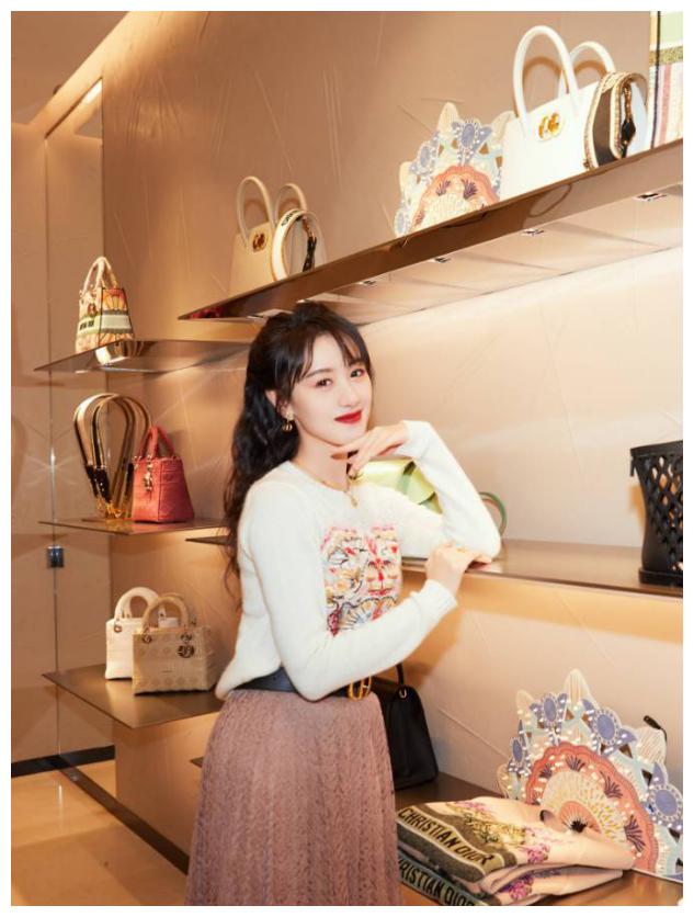 袁冰妍真是清纯女神穿白色羊羔毛外套配粉色毛衣甜美又有魅力