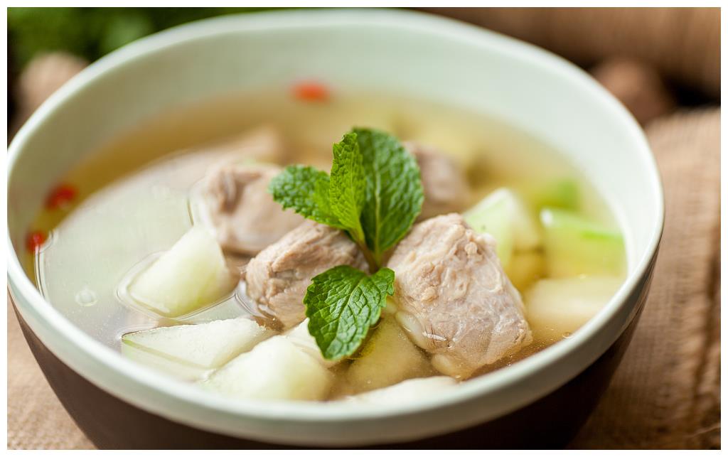 冬瓜不管是白皮青皮黑皮的,牢记2点错不了,错了肉少瓤多还难吃