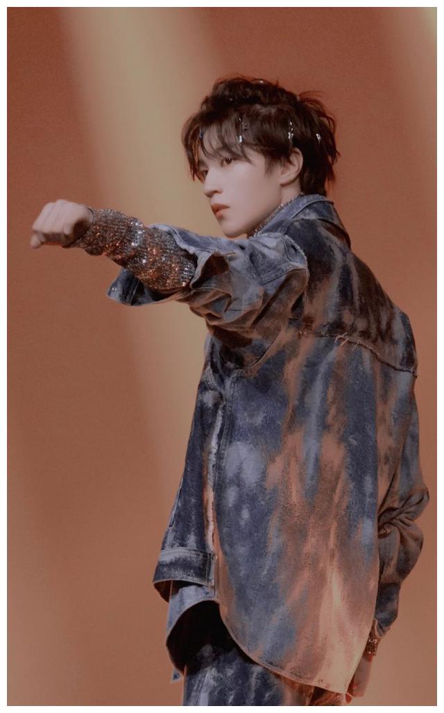 王俊凯跳舞跳到低血糖了粉丝心碎不已