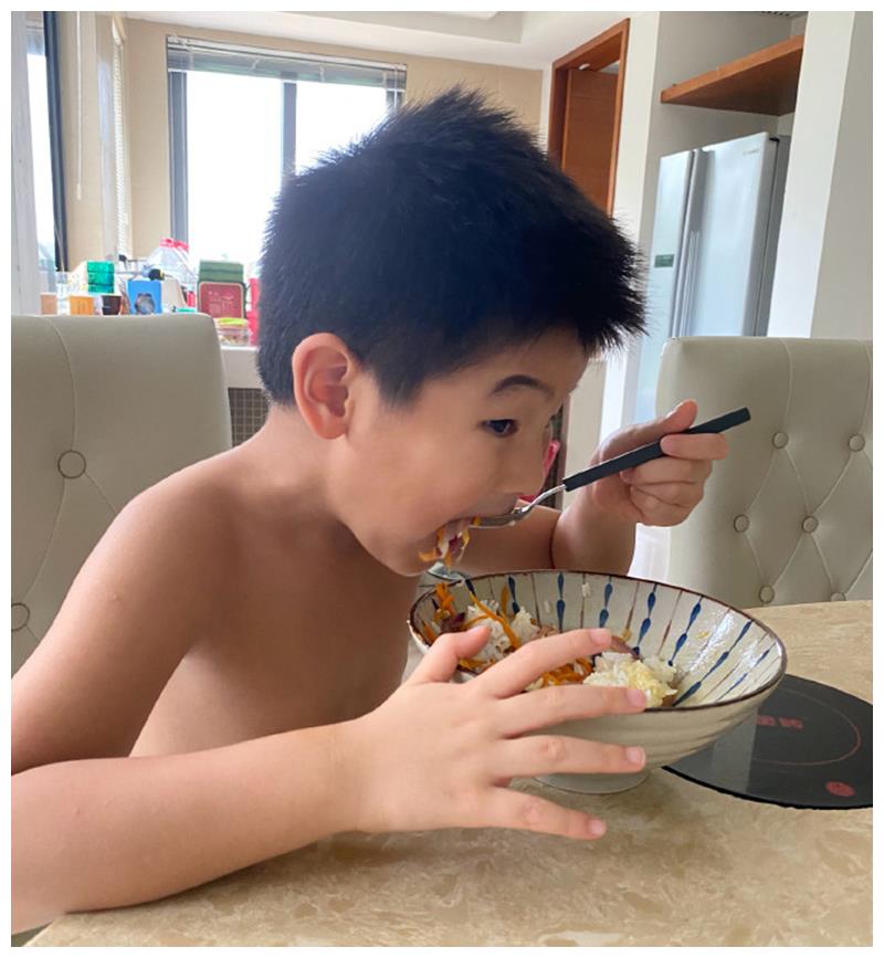 沙溢儿子太豪放?胡可晒小鱼儿光膀子吃饭照,网友:都被热瘦了