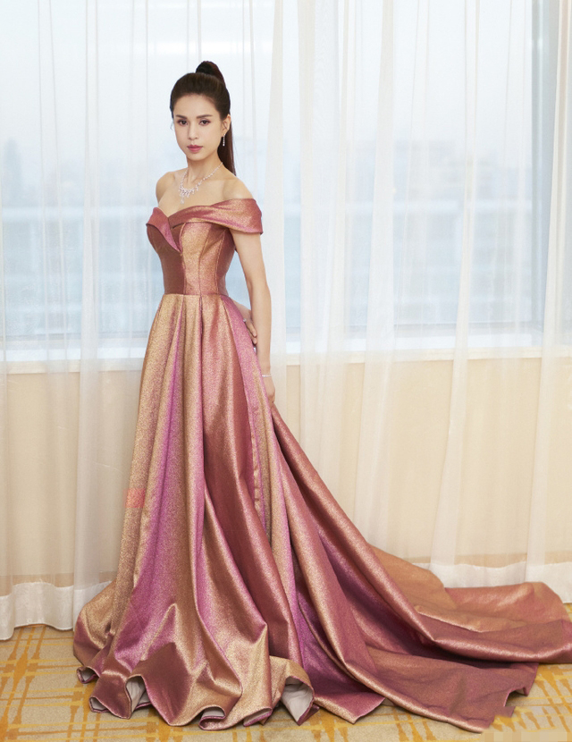 李若彤真够大胆婚纱裙这么穿真洋气