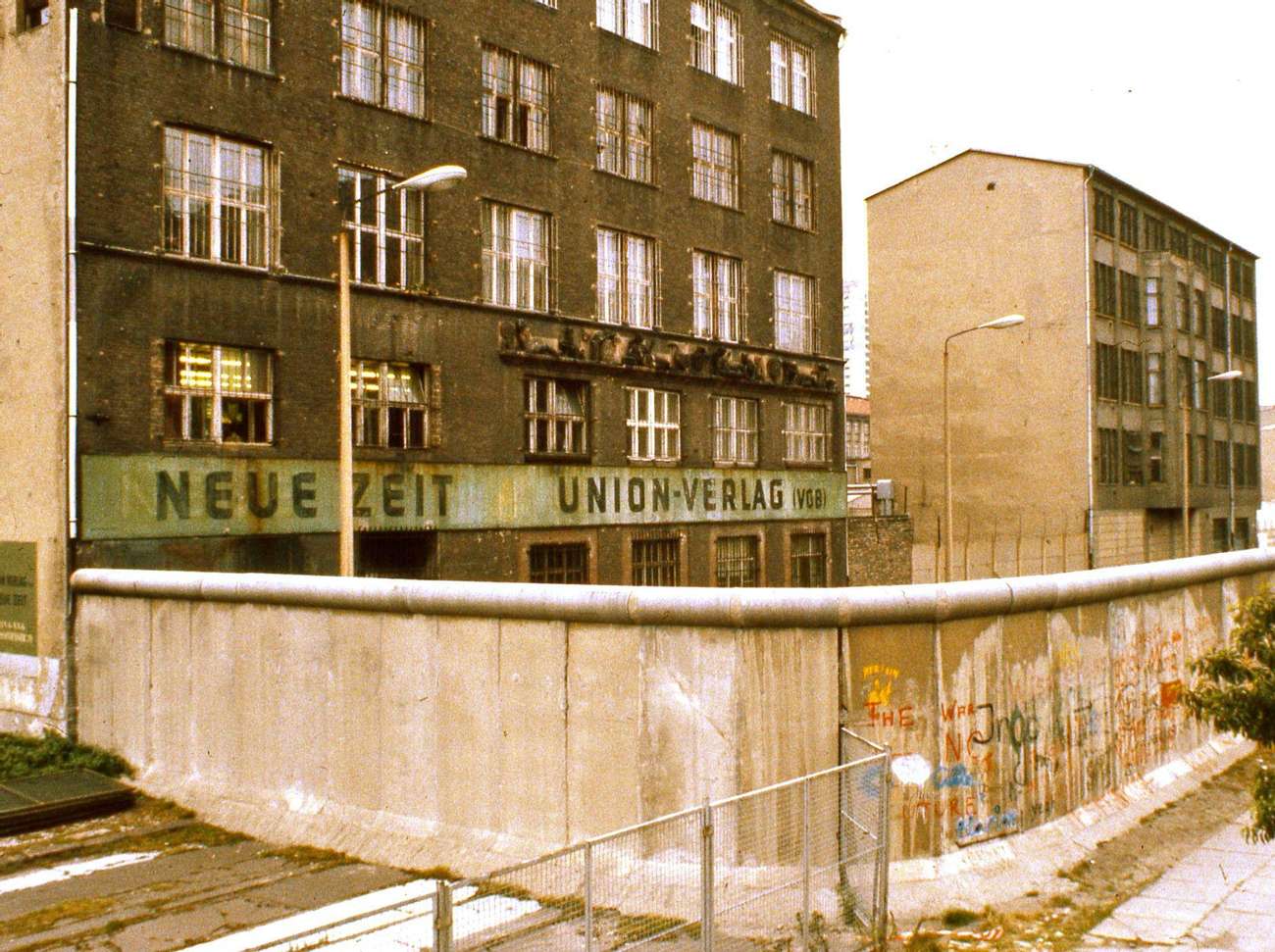 揭开这张令人心碎的柏林墙老照片背后的故事真相