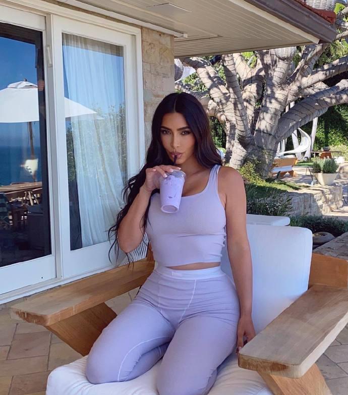 金卡戴珊穿塑形衣秀"葫芦型"身材,侃爷新作展现超唯美意蕴