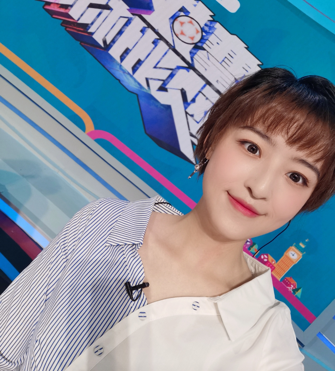 足球主播杨茗茗晒出自己主持欧洲杯期间的自拍照片