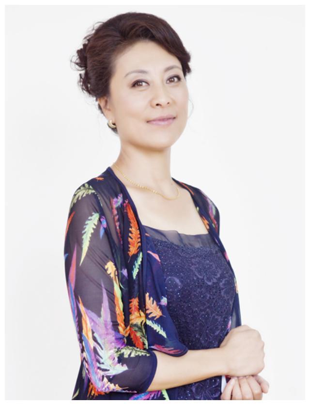 21岁上春晚23岁拿影后28岁遭老公抛弃今57岁与女儿相依为命