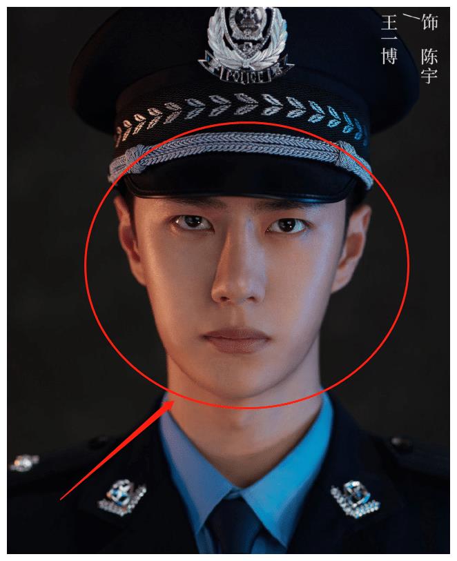 同样是穿警服,邓伦戴蓝盔警帽帅气十足,气质丝毫不输王一博