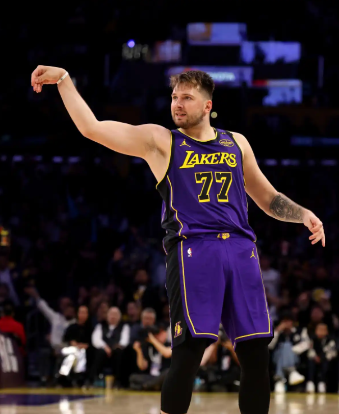 东契奇26分率湖人三节领先太阳，詹姆斯关键封盖锁定优势