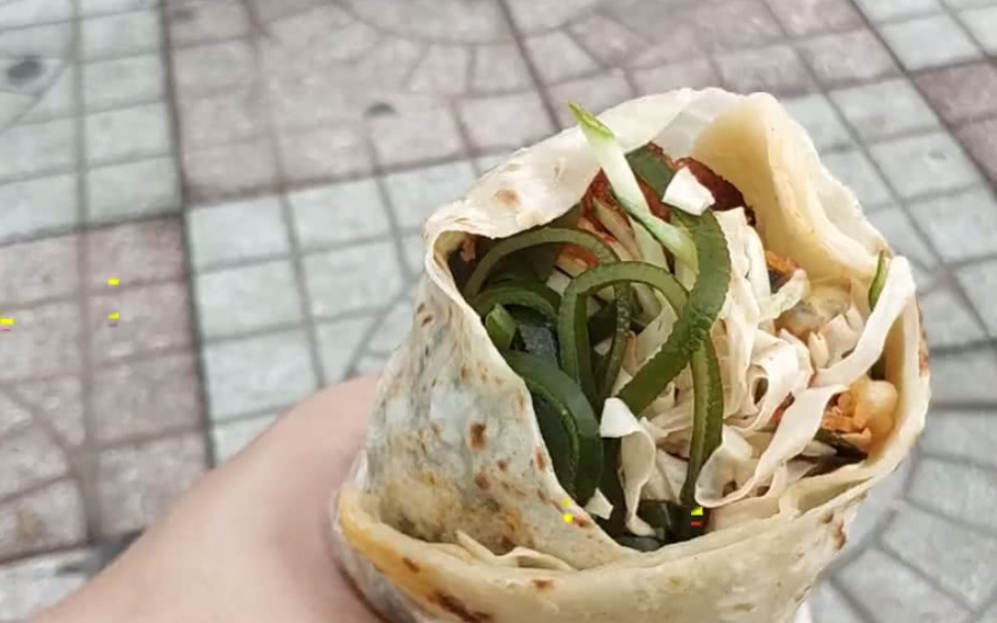 天津特色早点之大饼鸡排,一套4块钱小菜免费加,路人纷纷购买假装路人