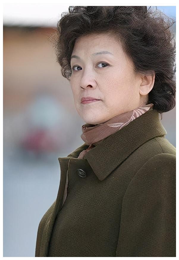 国家一级演员宋春丽终身未生育却在61岁当奶奶的年纪当母亲